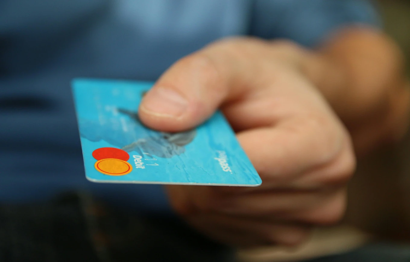 I shpenzuan 200 euro nga kartela e huaj bankare  hetohen dy persona
