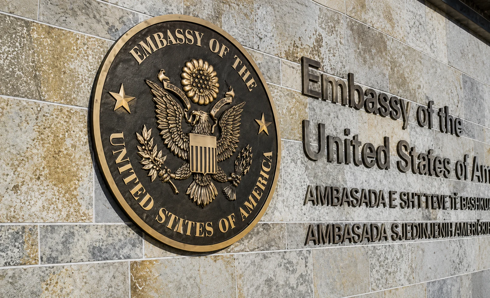 Ambasda e ShBA së  Kushtetuta dhe ligjet e Kosovës garantojnë përfaqësimin e serbëve në institucione  Qeveria të sigurojë mundësi të barabarta