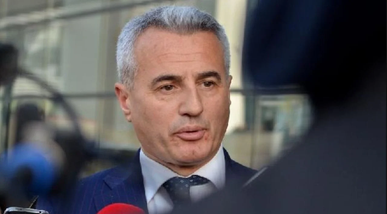 Arianit Koci merr në mbrojtje nënën që denoncoi kushtet në Pediatri  Të mos ushtrohet asnjë presion ndaj saj