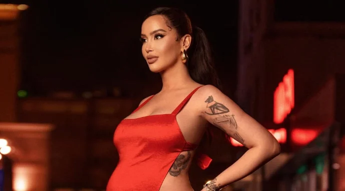 Nënë për herë të dytë  Dafina Zeqiri ekspozon barkun e rrumbullakosur