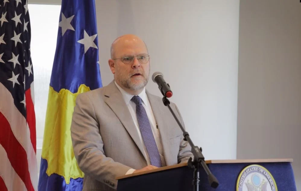 Hovenier  Kosova rrezikon ta humbasë besimin e Uashingtonit nëse nuk vepron