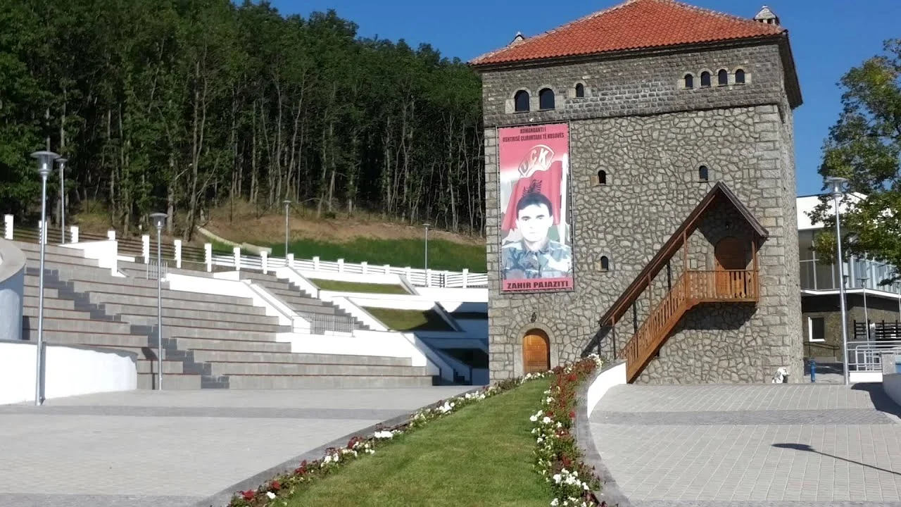 Dëmtohet objekti përcjellës në Kompleksin Memorial  Zahir Pajaziti   policia nis hetimet