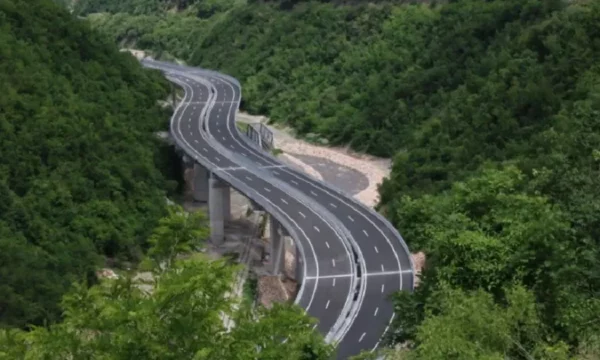 Kufizimet për kamionët në autoudhë vazhdojnë edhe sot
