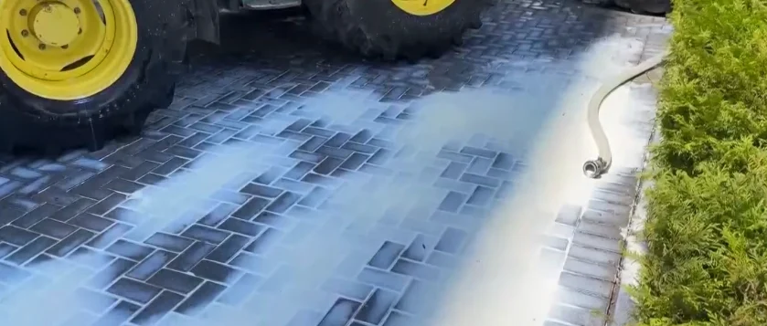 Fermerët me traktora protestojnë para ministrisë  derdhin qumështin dhe u bien burive